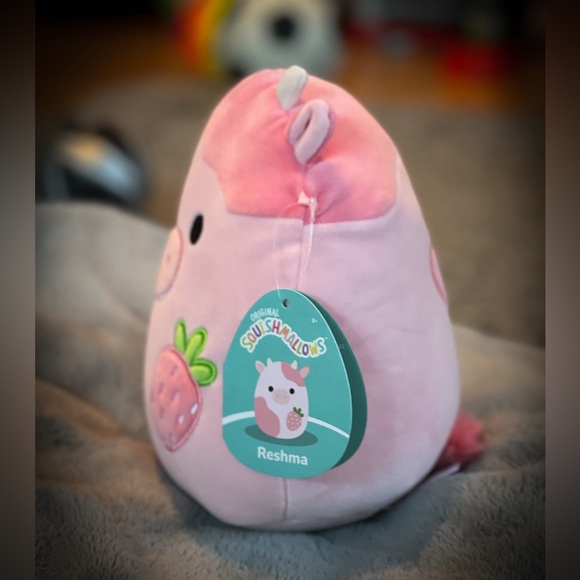 🐮 NWT’s 8 inch Strawberry Reshma the Cow Squishmallow - Picture 2 of 5